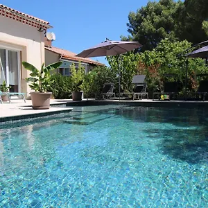 https://au-coeur-de-la-roque-dantheron-aux-portes-du-luberon.fr-provencehotel.com